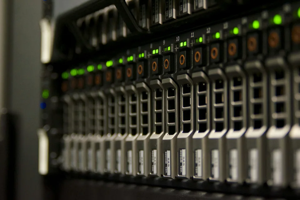 Dettaglio di unità storage e frontali server in un rack